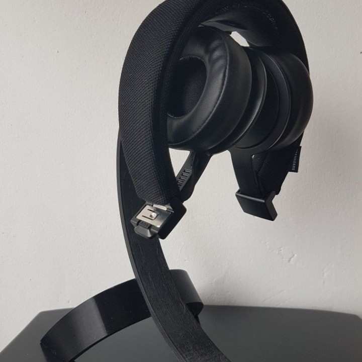 electronics-accessories-white-3d-printed-headphone-stand-headphones